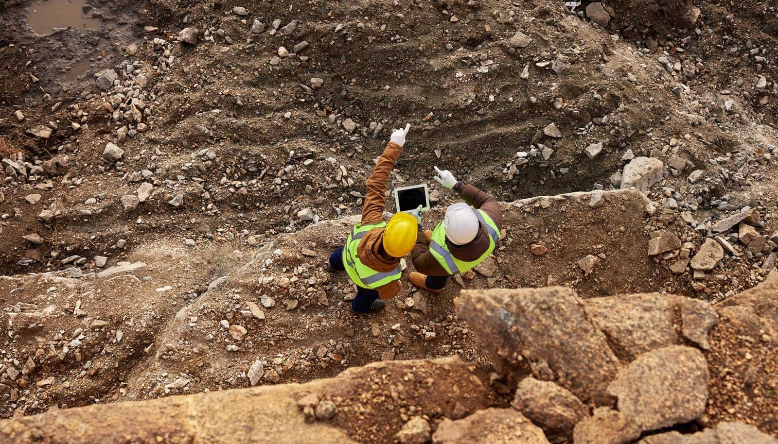 Equipo de ingenieros en campo durante una exploración geotécnica